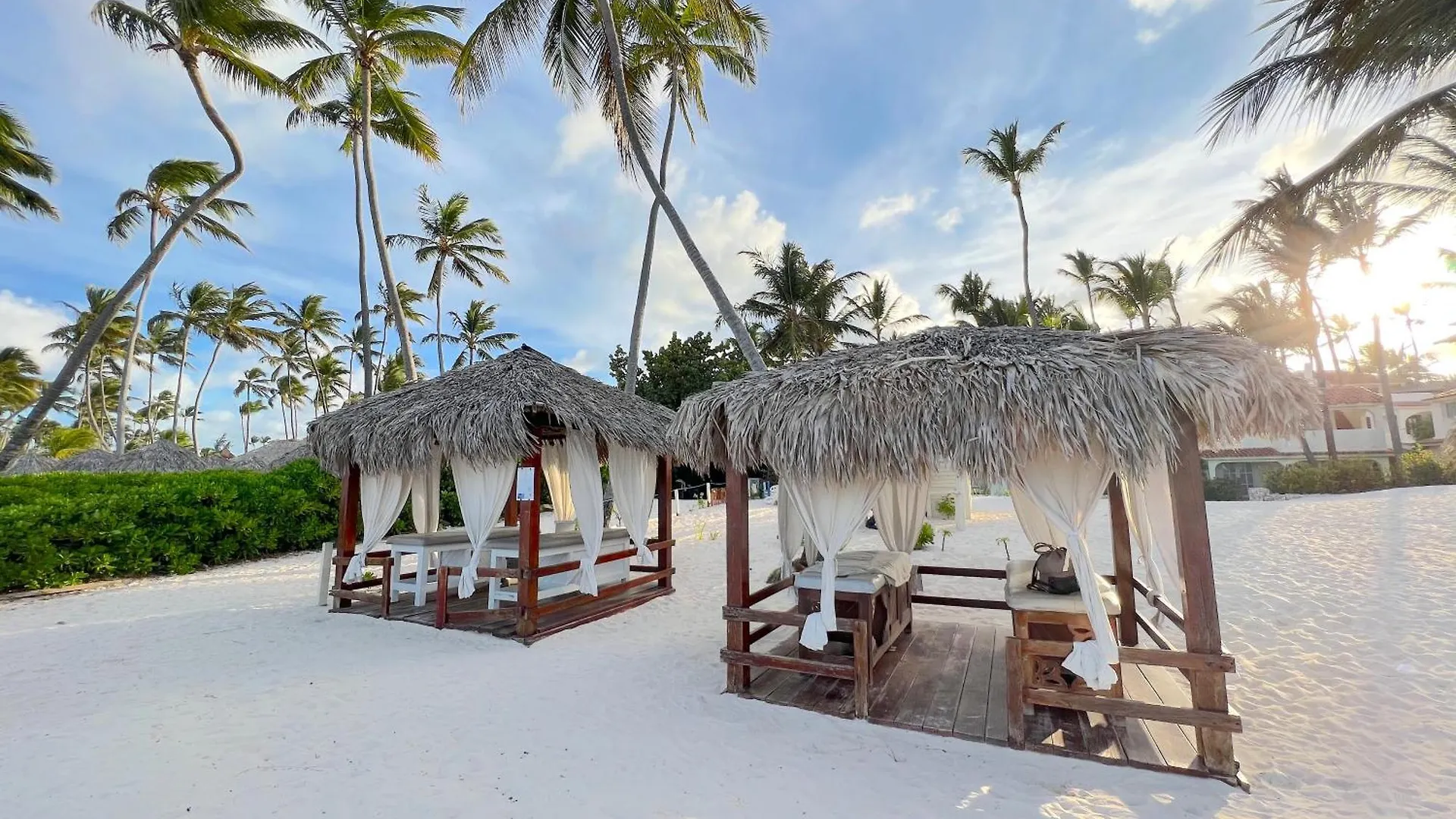 Hotel Vacation Suites With Rooftop Pool, Beach Club, Spa, Restaurants - Playa Los Corales Punta Cana